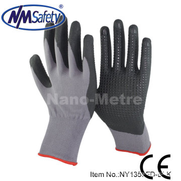 NMSAFETY 15g Nylon &amp; Spandex-Liner getaucht Mikro-Schaum Nitril Arbeitshandschuh mit PVC-Punkten